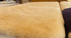 厚みのある天然ムートンシーツを敷いたベッドの表面